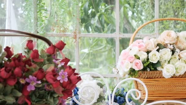 Schöne Rose Und Viele Arten Von Blumen Blumenladen Mit Schiebebewegung — Stockvideo