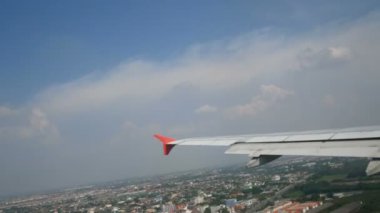 4k. uçak pencere görünümünden piste ticari uçak iniş havadan çekim