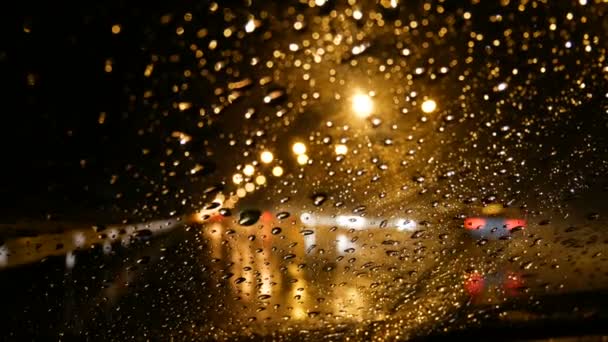 Regn Kör Ner Främre Bilfönstret Natten Med Bokeh Gatubelysning Och — Stockvideo