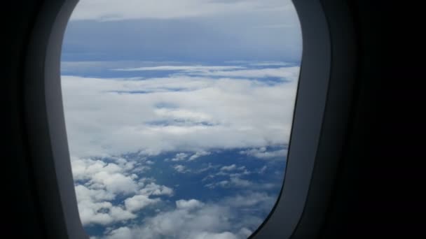 Blick Aus Dem Flugzeugfenster Fliegen Über Wolken Passagierflugzeuge Luftfahrtgesellschaft Fliegen — Stockvideo