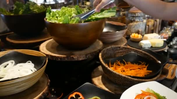 Жінка Вибирає Різні Овочі Їжу Шведського Столу Готельному Ресторані Різнокольоровими — стокове відео