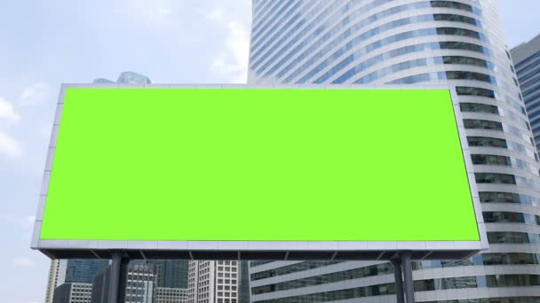 Рекламный Щит Чистым Зеленым Экраном Макет Перед Офисным Зданием Деловом — стоковое видео