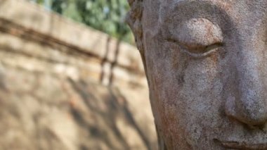 4k görüntü. Eski ibadetin sakin ve huzurlu yüzü Buda heykelinin başı aydınlatıldı. Chiangmai tarih tapınağında Buda heykeli. Chiang Mai Province, Tayland , Asya