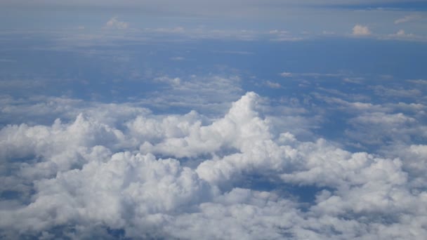 Légi Kilátás Repülőgép Ablakon Keresztül Szép Fehér Felhők Kék Háttérben — Stock videók