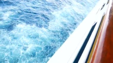 4k görüntü döngüsü. dalgalar aracılığıyla rüzgarda yelken. deniz geçerken tam hızda dalgalı mavi denizde çekilen yelkenli tekne.