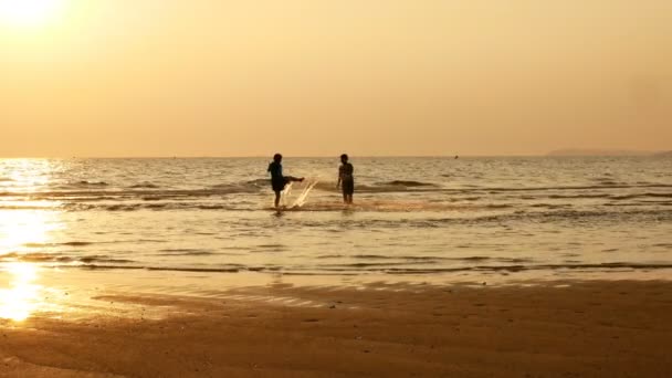 Silueta Hermana Hermano Corriendo Jugando Agua Playa Atardecer Belleza Alegres — Vídeos de Stock