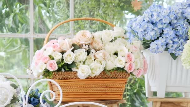 Όμορφο Τριαντάφυλλο Και Πολλά Είδη Λουλουδιών Ανθοπωλείο Κίνηση Ολίσθησης Φόντο — Αρχείο Βίντεο