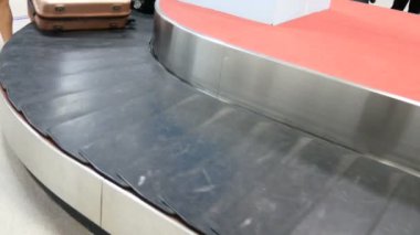 4k. Suvarnabhumi havaalanında bagaj konveyör bant , Bangkok. bagaj taşımak için bekleyen yolcu.