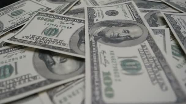 美元纸币货币的背景 一百美元的钞票和一百美元的钞票 乔治华盛顿特写在一百美元的钞票上的肖像 — 图库视频影像