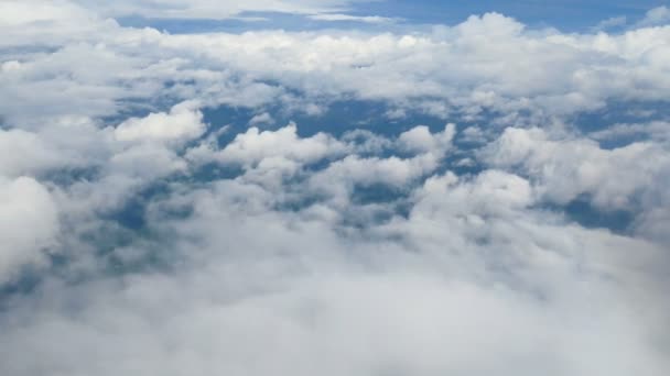 通过飞机窗口的4K 鸟瞰图 美丽的白云在蓝天的背景 乘飞机旅行 — 图库视频影像
