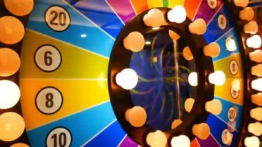 4k görüntü döngüsü. retro renkli casino oyunu kabine yanıp sönen ışıklar. iflas, başarı ve taze başlangıç yuvaları ile oyun iplik ışık. slot makinesi kumar görüntüleri arka plan