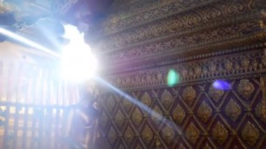 4k görüntü. Wat Phra That Doi Suthep tapınağında güneş ışığında altın buda heykeli, Chiang Mai, Tayland. Wat Phra That Doi Suthep Chiangmai popüler ünlü turistik cazibe dönüm noktası