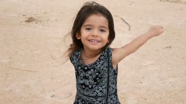 婴儿可爱的女孩笑 在操场上玩得开心 早年生活 — 图库视频影像