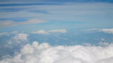 4k havadan görünüm. kabarık kabarık beyaz bulutlar mavi gökyüzü üzerinde uçuş. cloudscape arka plan