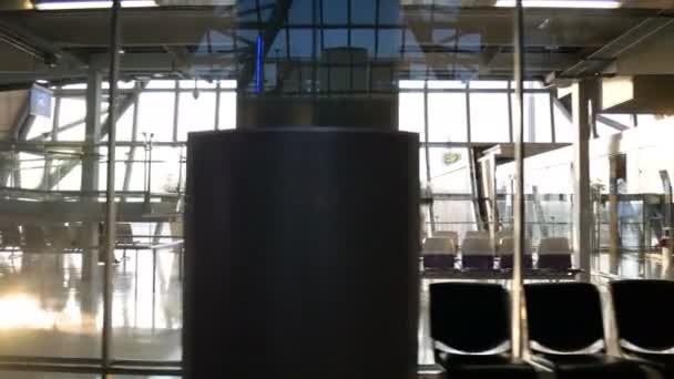 ドリーショットで日没時に空港ターミナルゲート 運輸ビジネス映像の背景 — ストック動画