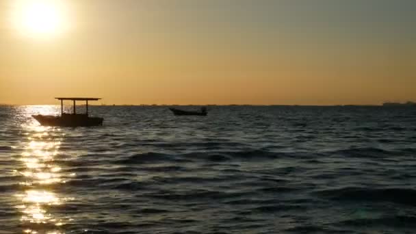 Silueta Pequeño Barco Sobre Mar Con Una Pequeña Ola Atardecer — Vídeos de Stock