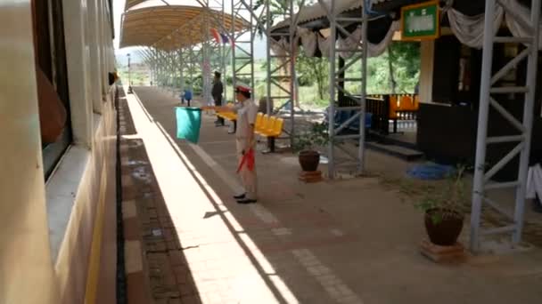 Vídeo Trem Vintage Tailândia Partida Estação Ferroviária Rural Estande Mestre — Vídeo de Stock