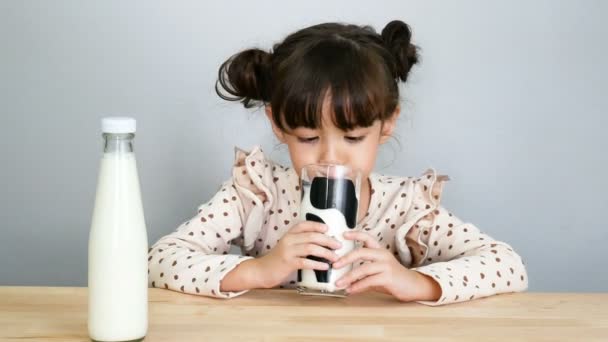 Πορτραίτο Του Αξιολάτρευτο Κορίτσι Πίνοντας Φρέσκο Γάλα Αστείο Πρόσωπο — Αρχείο Βίντεο