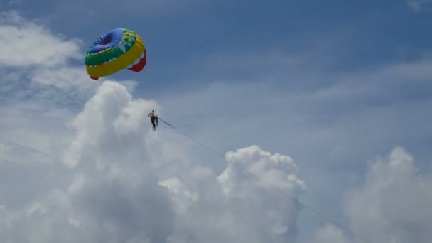 Parasailing Aktivität Bunte Parasailing Flügel Fliegen Mit Touristen Den Blauen — Stockvideo