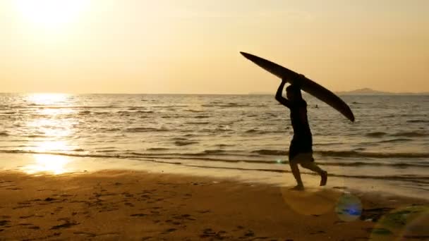 Silhouette Giovane Uomo Surf Felice Esecuzione Con Lunghe Tavole Surf — Video Stock