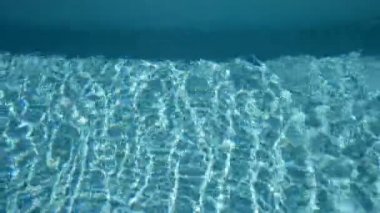 berrak su ile yüzme havuzunda sualtı yüzme tonlu vücut ile genç spor adam. tropikal alan konsept yaz sezonu