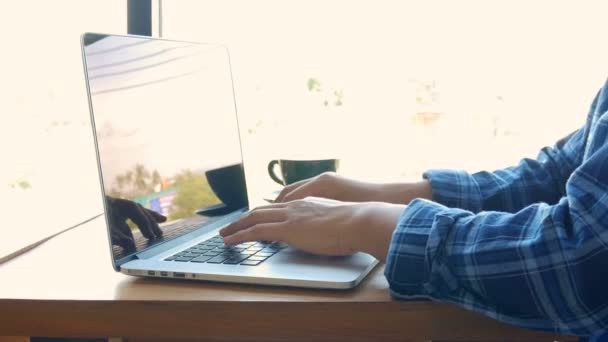 Digitação Teclado Laptop Mãos Toque Digitando Teclado Laptop Com Tela — Vídeo de Stock