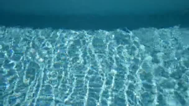 年轻的运动男子与色调的身体游泳水下与水晶般清澈的水游泳池 热带地区夏季概念 — 图库视频影像