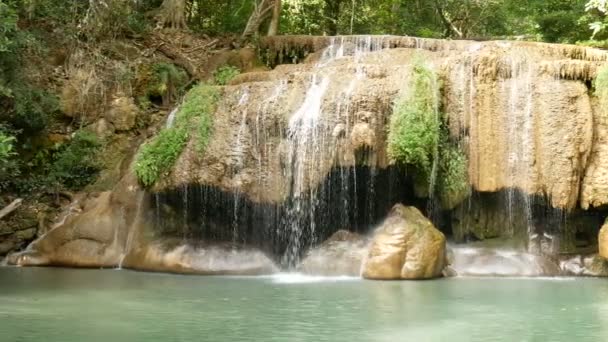 伊拉旺瀑布 泰国坎查纳武里著名的旅游胜地 伊拉旺瀑布是热带雨林中的瀑布 深受泰国和外国游客的欢迎 — 图库视频影像