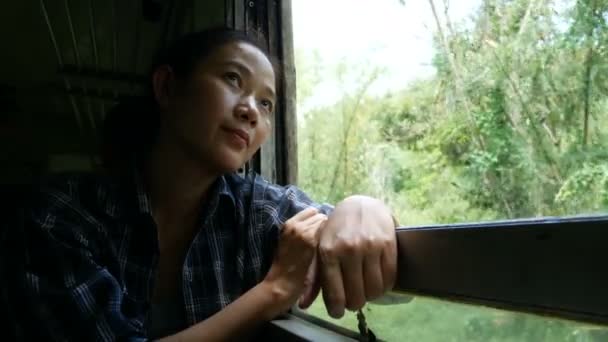亚洲妇女乘火车旅行 从火车窗口望出从火车窗口从曼谷开始到泰国的坎查纳布里 享受老式火车交通 — 图库视频影像