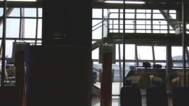 Dolly atış ile gün batımında 4k. havaalanı terminal kapısı. seyahat ve ulaşım iş görüntüleri arka plan