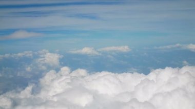 4k havadan görünüm. kabarık kabarık beyaz bulutlar mavi gökyüzü üzerinde uçuş. cloudscape arka plan