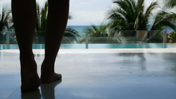 Donne Tolgono Accappatoio Raggiungere Piedi Piscina Sulla Spiaggia Tropicale Relax — Video Stock