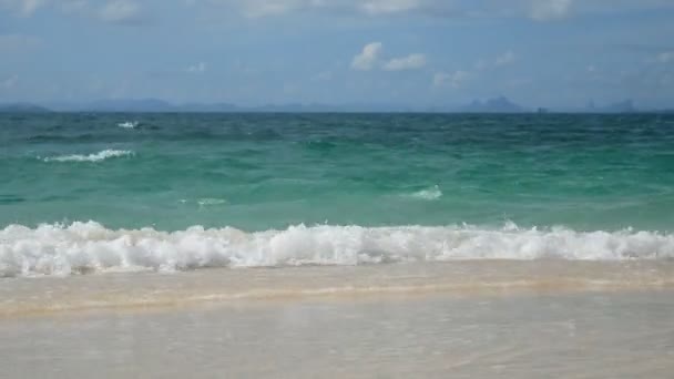音と海の柔らかい波 コピースペースエリアと白い砂浜に澄んだ水 休日の背景映像のための夏の海のビーチ — ストック動画