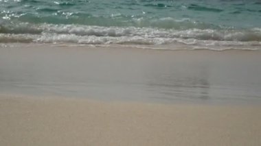 4k. ses ile denizyumuşak dalga, kopya alan alanı ile beyaz kumlu plajda berrak su. tatil arka plan görüntüleri için yaz deniz plajı