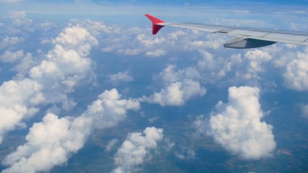 4K映像 飛行機で旅行する 飛行機の窓から空中ビュー 背景のための青空の翼飛行機と美しい白い雲 — ストック動画