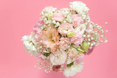 kopya alanı ile pembe arka plan üzerinde güzel romantik buket taze çiçek üst görünümü