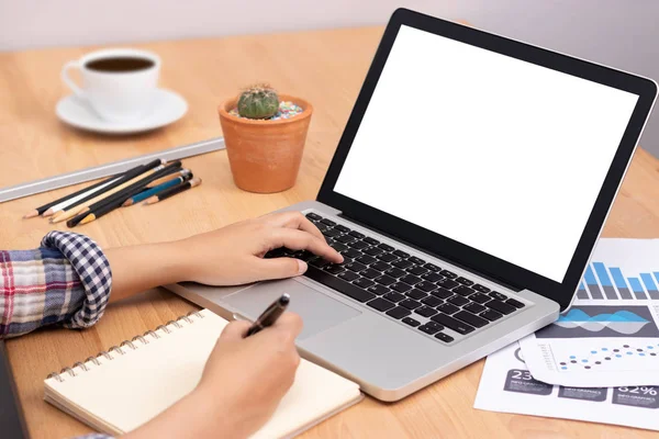 Concepto de curso de aprendizaje en línea. estudiante que usa computadora portátil con pantalla blanca en blanco para entrenar en línea y escribir una nota de conferencia en un cuaderno. educación a distancia —  Fotos de Stock