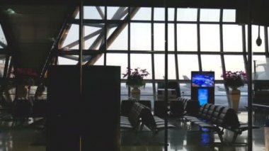 Dolly atış ile gün batımında 4k. havaalanı terminal kapısı. seyahat ve ulaşım iş görüntüleri arka plan