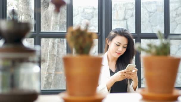 Hermosa Mujer Negocios Joven Asiática Usar Chaqueta Traje Utilizando Aplicación — Vídeos de Stock