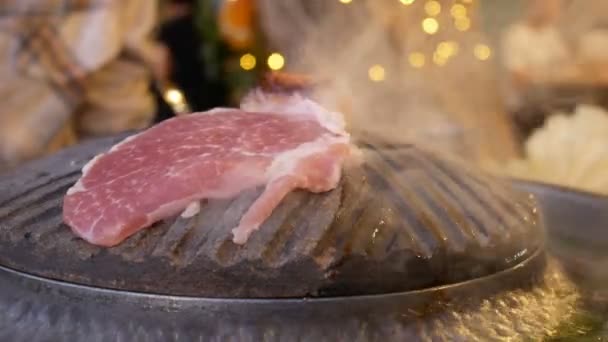 4K映像 豚肉のバーベキューレストランで煙とストーブ炭の生の豚肉グリル — ストック動画