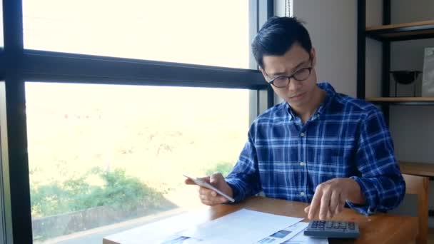 Images Homme Affaires Asiatique Sérieux Travaillant Avec Paperasserie Calculatrice Pour — Video