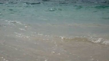 4k. ses ile denizyumuşak dalga, kopya alan alanı ile beyaz kumlu plajda berrak su. tatil arka plan görüntüleri için yaz deniz plajı