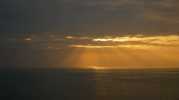 Feixe Luz Sol Céu Pôr Sol Tempo Sobre Onda Mar — Vídeo de Stock