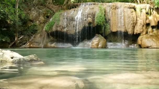 伊拉旺瀑布 泰国坎查纳武里著名的旅游胜地 伊拉旺瀑布是热带雨林中的瀑布 深受泰国和外国游客的欢迎 — 图库视频影像