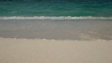 4k. yumuşak deniz dalgası, beyaz kumlu plajda açık su, kopya alanı alanı. tatil için tropikal yaz deniz plaj arka plan görüntüleri
