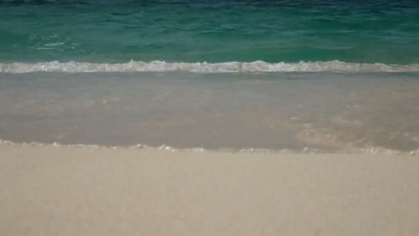 海の柔らかい波 コピースペースエリアと白い砂浜の澄んだ水 休日の背景映像のための熱帯夏の海のビーチ — ストック動画