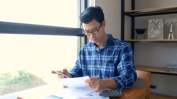 Imagens Homem Negócios Asiático Sério Trabalhando Com Trabalho Papel Calculadora — Vídeo de Stock