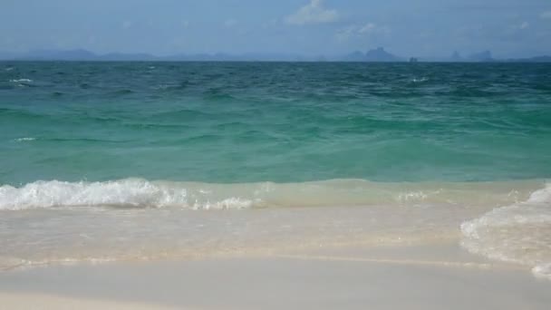 Weiche Welle Des Meeres Klares Wasser Weißen Sandstrand Mit Kopierfläche — Stockvideo