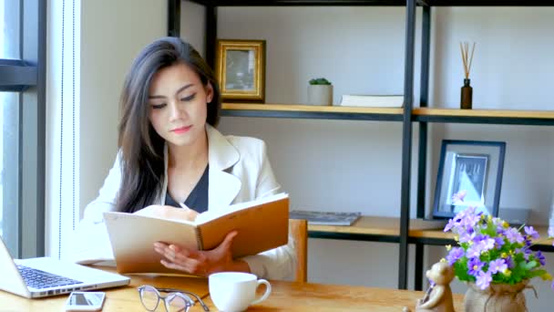 Imágenes Hermosa Mujer Negocios Asiática Sentada Frente Computadora Portátil Leyendo — Vídeos de Stock