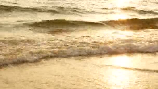 热带海滩的4K令人惊叹的日落 日落时分 沙滩上的海滩波涛汹涌 阳光反射在水面上 美丽的傍晚自然海洋背景 — 图库视频影像